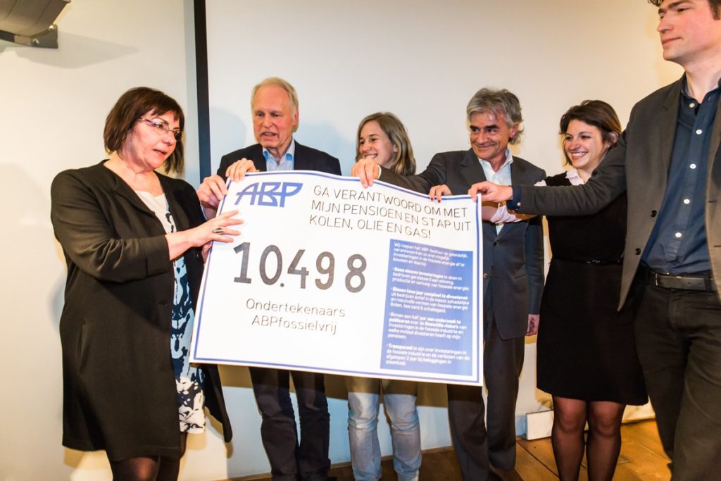 Ruim 10.000 mensen roepen ABP op uit kolen, olie en gas te stappen