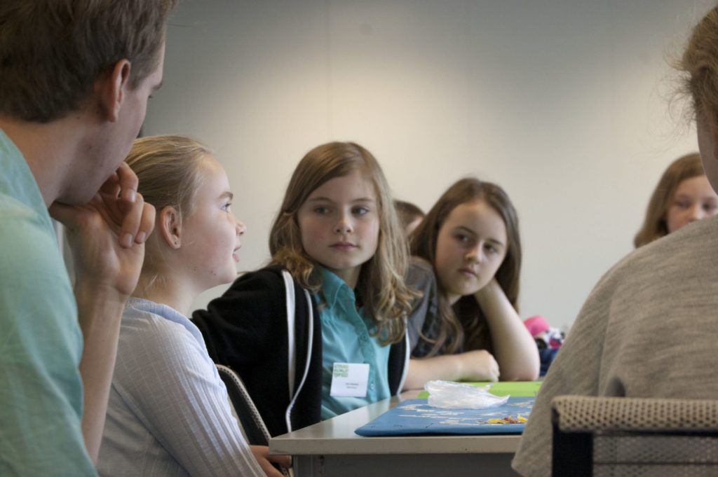 Kinderen aan de slag met een motie tijdens Klimaatverbond Groene Voetstappen Week