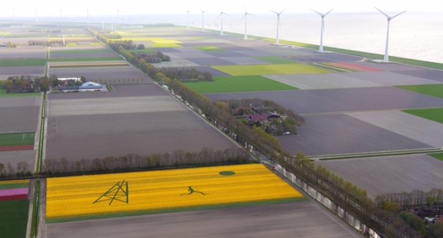 Schaliegas kunstwerk in tulpenveld Noordoostpolder