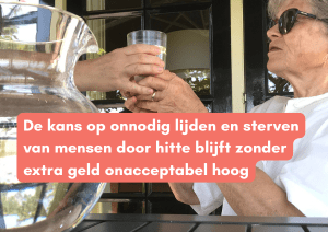 Oudere vrouw krijgt glas water